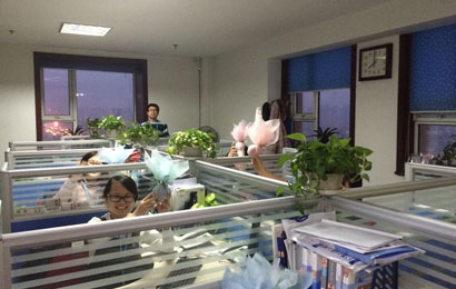 我們?cè)诖颂崆邦A(yù)祝大家圣誕節(jié)快樂！