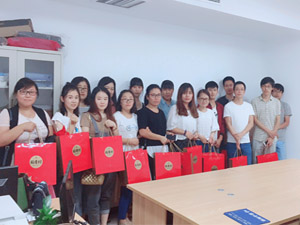 皓月迎佳節(jié)，中秋共團(tuán)圓